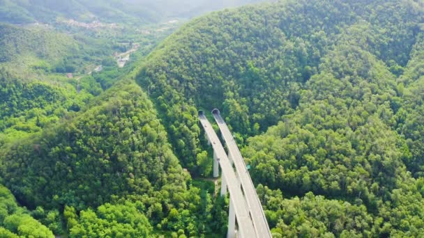 Italia, Provincia di La Spezia, A12. Itinerario europeo E80 (autostrada transeuropea o GST). Sezione di montagna con ponti e gallerie. 4K — Video Stock