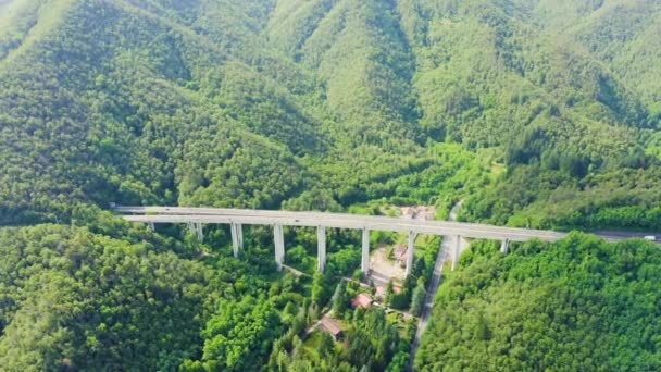 Ιταλία, Επαρχία La Spezia, A12. Ευρωπαϊκή διαδρομή E80 (Διευρωπαϊκός αυτοκινητόδρομος ή TEM). Ορεινό τμήμα με γέφυρες και σήραγγες. 4K — Αρχείο Βίντεο