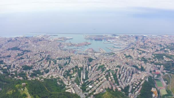 Génova, Italia. Parte central de la ciudad, vista aérea. Naves en el puerto. 4K — Vídeos de Stock