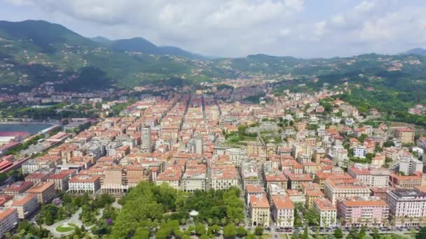 La Spezia, Olaszország. Rakpart, Viale Italia utca. Kilátás fentről. 4K — Stock videók