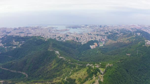 Genua, Italien. Forte Sperone är en viktig punkt i den 19: e-talet Genoese befästningar och ligger ovanpå Mura Nuove. Utsikt över Genua. 4K — Stockvideo