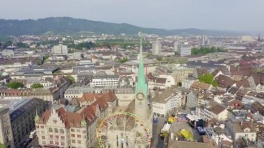 Zürih, İsviçre. Gökyüzünden şehrin panoraması. Dolandırıcı Kilisesi. 4k