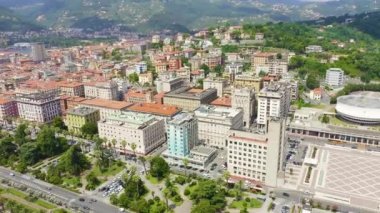 La Spezia, İtalya. Sahil boyunca uçuş, Viale Italia caddesi. Yukarıdan bak. 4K