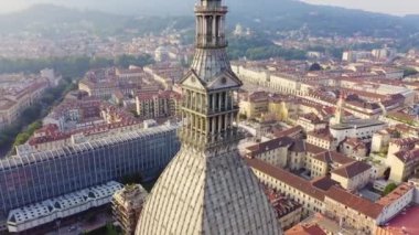 Torino, İtalya. Şehrin üzerinde uçuş. Köstebek Antonelliana. 121 metre yüksekliğinde kubbesi ve kubbesi olan bir 19. yüzyıl binası. 4K