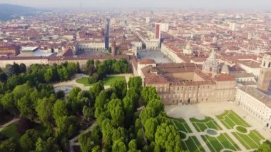 Torino, İtalya. Şehrin üzerinde uçuş. Tarihi merkez, üst görünüm. 4K