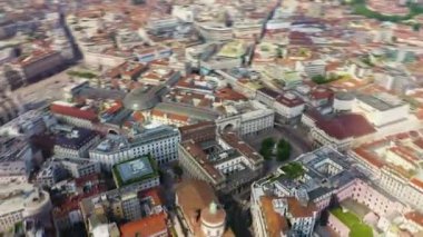 Milan, İtalya. Şehrin havadan manzaralı çatıları. Hava bulutlu. 4K