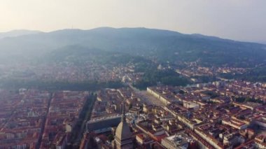 Torino, İtalya. Şehrin üzerinde uçuş. Tarihi merkez, üst görünüm. 4K