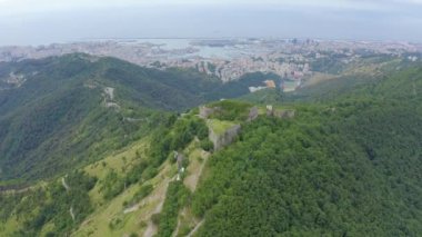 Ceneviz, İtalya. Forte Sperone, 19. yüzyıl Ceneviz tahkimatlarının önemli bir noktasıdır ve Mura Nuove 'un tepesinde yer almaktadır. Ceneviz manzarası. 4K