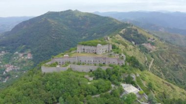 Ceneviz, İtalya. Forte Sperone, 19. yüzyıl Ceneviz tahkimatlarının önemli bir noktasıdır ve Mura Nuove 'un tepesinde yer almaktadır. Ceneviz manzarası. 4K