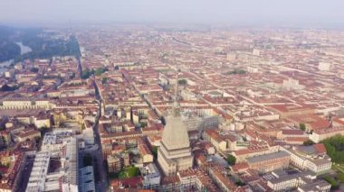 Torino, İtalya. Şehrin üzerinde uçuş. Köstebek Antonelliana. 121 metre yüksekliğinde kubbesi ve kubbesi olan bir 19. yüzyıl binası. 4K