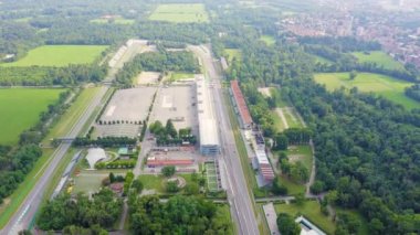 Monza, İtalya. Autodromo Nazionale Monza, İtalya 'nın Monza kenti yakınlarında Milano' nun kuzeyinde yer alan bir yarış pisti. Formula 1 Grand Prix 'nin yeri. Havadan. 4K