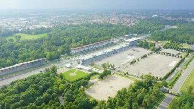 Monza, İtalya. Autodromo Nazionale Monza, İtalya 'nın Monza kenti yakınlarında Milano' nun kuzeyinde yer alan bir yarış pisti. Formula 1 Grand Prix 'nin yeri. Havadan. 4K