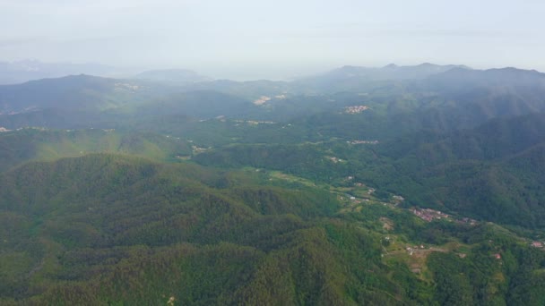 İtalya. Orman, dağlarla ve villalarla kaplıydı. Liguria Bölgesi 'ndeki Pignone bölgesi, La Spezia ili' ne bağlı. 4K — Stok video