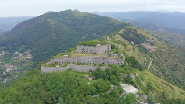 Genova, Olaszország. Forte Sperone kulcsfontosságú pontja a 19. századi genovai erődítmények és tetején található a Mura Nuove. Genovára néz. 4K — Stock videók