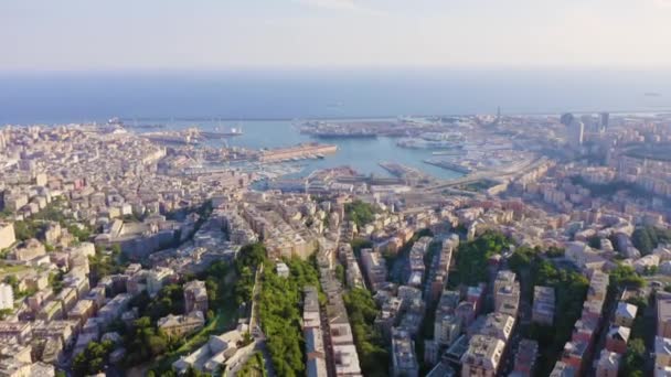 Génova, Italia. Parte central de la ciudad, vista aérea. Naves en el puerto. 4K — Vídeos de Stock