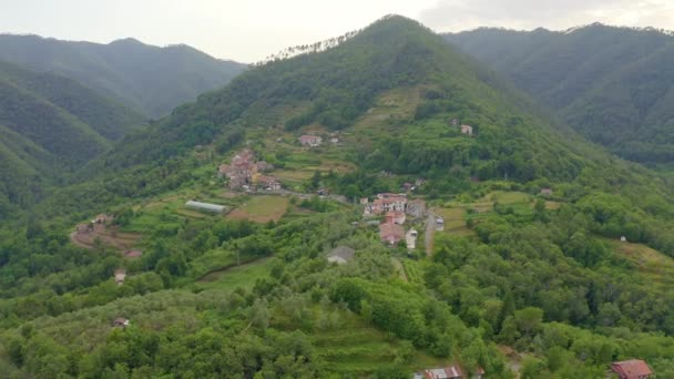 Italien. Waldbewachsene Berge und Villen. Das Gebiet von Pignone in der Region Ligurien, in der Provinz La Spezia. 4K — Stockvideo