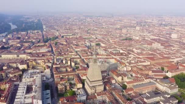 Torino, Olaszország. Repülés a város felett. Vakond Antonelliana - egy 19. századi épület 121 m magas kupolával és toronnyal. 4K — Stock videók