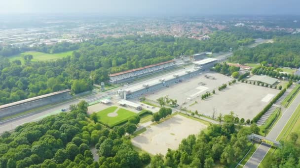 Monza, Itália. Autodromo Nazionale Monza é uma pista de corrida perto da cidade de Monza, na Itália, ao norte de Milão. Local do Grande Prémio de Fórmula 1. Do ar. 4K — Vídeo de Stock