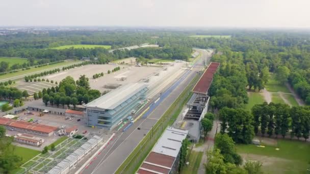 Monza, Włochy. Autodromo Nazionale Monza jest tor wyścigowy w pobliżu miasta Monza we Włoszech, na północ od Mediolanu. Miejsce Grand Prix Formuły 1. Z powietrza. 4K — Wideo stockowe