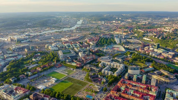 Gotemburgo, Suecia. Panorama de la ciudad y el río Goeta Elv. El centro histórico de la ciudad. Puesta del sol, desde el dron — Foto de Stock