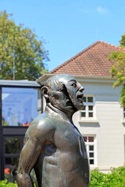 Bremen, Tyskland - 28 juni 2019: "Mannen i masken", skulptur — Stockfoto