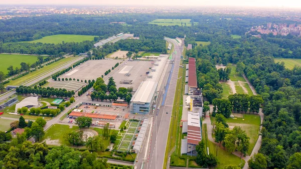 Monza, Italia - 6 de julio de 2019: Autodromo Nazionale Monza es una pista de carreras cerca de la ciudad de Monza en Italia, al norte de Milán. Lugar del Gran Premio de Fórmula 1. Desde el aire, Vista aérea — Foto de Stock