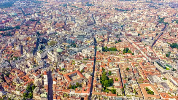 Mediolan, Włochy. Dachy miasta widok z lotu ptaka. Chmury, Widok z lotu ptaka — Zdjęcie stockowe