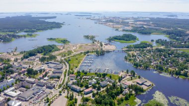 Hamina, Finlandiya. Hava nın açık havakoşullarında havadan şehir merkezinin genel görünümü, Drone'dan 