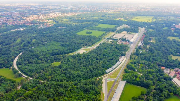 蒙扎（意大利语：Modromo Nazionale Monza）是意大利蒙扎市附近的一条赛道，位于米兰北部。 一级方程式赛车大奖赛的场地 从空中看，空中看 — 图库照片