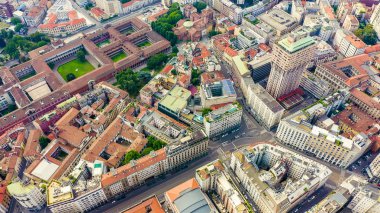 Milan, İtalya. Şehrin havadan manzaralı çatıları. Bulutlu hava, Hava Görünümü 