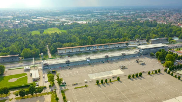 Monza, Italia - 6 de julio de 2019: Autodromo Nazionale Monza es una pista de carreras cerca de la ciudad de Monza en Italia, al norte de Milán. Lugar del Gran Premio de Fórmula 1. Desde el aire, Vista aérea — Foto de Stock