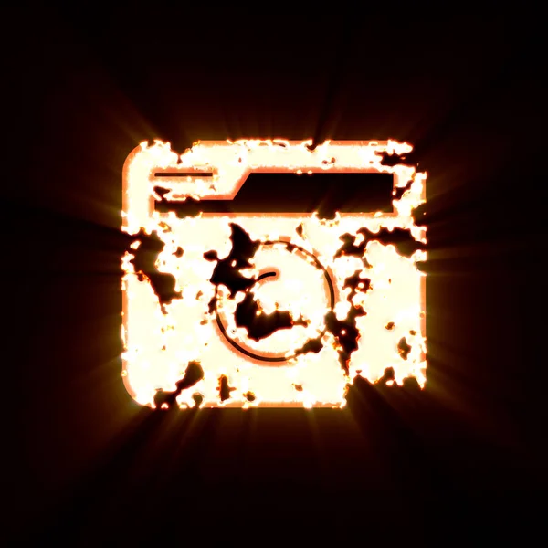 Retro kamera simbol dibakar pada latar belakang hitam. Terang bersinar — Stok Foto