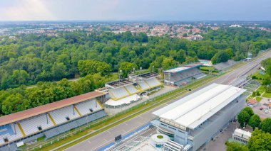 Monza, İtalya - 6 Temmuz 2019: Autodromo Nazionale Monza İtalya 'nın Monza kenti yakınlarında, Milano' nun kuzeyinde bir yarış pisti. Formula 1 Grand Prix 'nin yeri. Havadan, Hava Görüntüsü 