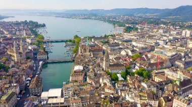 Zürih, İsviçre. Gökyüzünden şehrin panoraması. Zürih Gölü manzarası. Limmat Nehri Sona Erişim Alanı, St. Peter Kilisesi, Fraumunster Kilisesi, Hava Manzarası 
