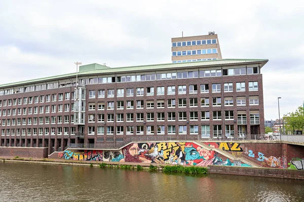 Bremen, Alemania - 28 de junio de 2019: Graffiti a orillas del Kl — Foto de Stock