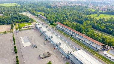 Monza, İtalya - 6 Temmuz 2019: Autodromo Nazionale Monza İtalya 'nın Monza kenti yakınlarında, Milano' nun kuzeyinde bir yarış pisti. Formula 1 Grand Prix 'nin yeri. Havadan, Hava Görüntüsü 