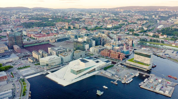 ノルウェーのオスロオスロ・オペラハウスオペラフセット・オスロ町を見下ろす景色。夕焼け, ドローンから — ストック写真