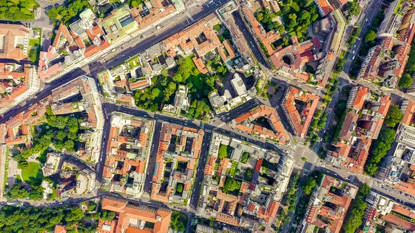 Μιλάνο, Ιταλία. Οι ταράτσες της πόλης έχουν θέα από ψηλά. Νεφελώδης καιρός, Αεροφωτογραφία, Head Over Shot — Φωτογραφία Αρχείου