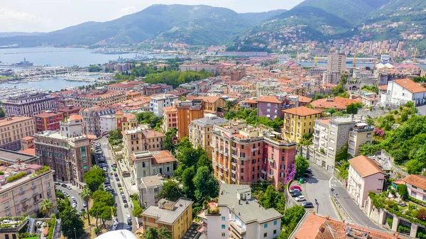 La Spezia, Italia. Vista de la ciudad, montañas y base militar, Vista aérea —  Fotos de Stock