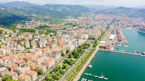 La Spezia, Italia. Vuelo a lo largo de la costa, calle Viale Italia. Vista desde arriba, Vista aérea —  Fotos de Stock