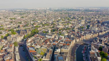 Amsterdam, Hollanda. Şehrin çatılarında uçuyor. Kentsel nakliye kanalları ile şehrin tarihi parçası, Havadan Görünümü 