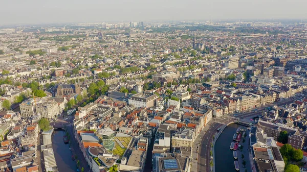 Amszterdam, Hollandia. Repül át a város háztetők. A történelmi része a város városi hajózási csatornák, légifelvétel — Stock Fotó