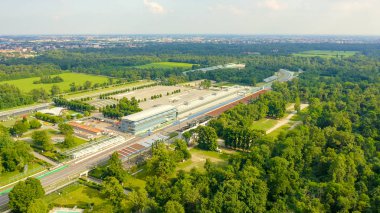 Monza, İtalya - 6 Temmuz 2019: Autodromo Nazionale Monza İtalya 'nın Monza kenti yakınlarında, Milano' nun kuzeyinde bir yarış pisti. Formula 1 Grand Prix 'nin yeri. Havadan, Hava Görüntüsü 