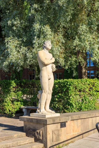 Стокгольм, Швеция Каменные скульптуры в парке на площади рядом с t — стоковое фото
