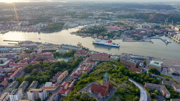 Gotemburgo, Suecia - 25 de junio de 2019: El ferry StenaLine pasa a lo largo del río. Panorama de la ciudad y el río Goeta Elv, Desde Drone — Foto de Stock
