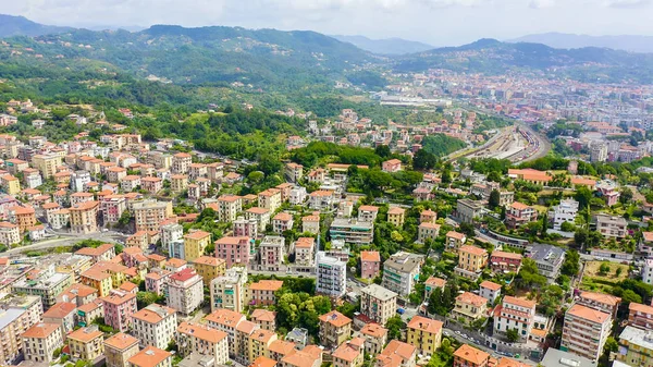 La Spezia, Italië. Uitzicht op de stad, bergen, Uitzicht op de lucht — Stockfoto