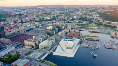 Oslo, Norveç. Oslo Opera Binası. Operahuset Oslo. Şehre bakan manzara, Drone'dan 