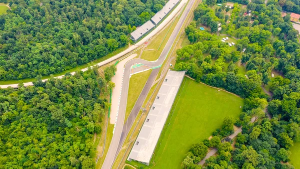 Monza, Italia - 6 de julio de 2019: Autodromo Nazionale Monza es una pista de carreras cerca de la ciudad de Monza en Italia, al norte de Milán. Lugar del Gran Premio de Fórmula 1. Desde el aire, Vista aérea — Foto de Stock