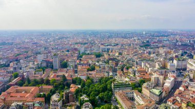 Milan, İtalya. Şehrin havadan manzaralı çatıları. Bulutlu hava, Hava Görünümü 