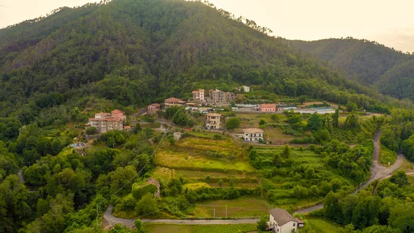 Italy. Forest covered mountains and villas. The territory of Pignone in the region of Liguria, in the province of La Spezia, Aerial View — Stock Photo, Image